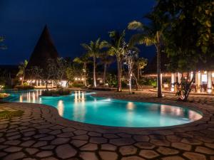 una piscina por la noche en el complejo en Sudamala Resort, Komodo, Labuan Bajo en Labuan Bajo