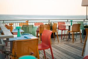 Reštaurácia alebo iné gastronomické zariadenie v ubytovaní Hotel Jolly Roger
