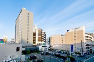 una ciudad con edificios altos y una calle con coches en Hotel Vista Ebina, en Ebina