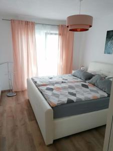 1 dormitorio con 1 cama grande y ventana grande en Ludwigsburg, ruhige Lage im Grünen, Schlossnähe, blühendes Barock en Ludwigsburg