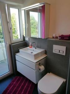 y baño con lavabo y aseo. en Ludwigsburg, ruhige Lage im Grünen, Schlossnähe, blühendes Barock, en Ludwigsburg