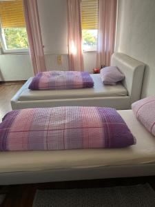 two beds sitting next to each other in a room at Pension Rüge in Frankfurt