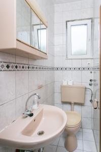 Kúpeľňa v ubytovaní Guest House Rajic + 37 fotografií