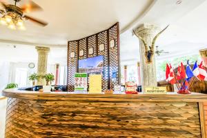un bar dans un restaurant arborant des drapeaux dans l'établissement Sun Viet Resort Phu Quoc, à Duong Dong 78 autres photos