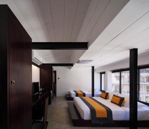 a hotel room with two beds and a television at BBQ HUB Ella in Ella