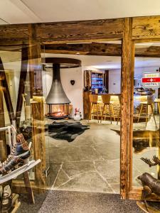 ツェルマットにあるパノラマ スキー ロッジの石造りの床と暖炉付きのリビングルーム