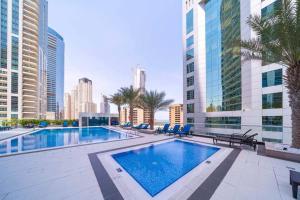 Bazén v ubytování Stunning 1 Bedroom in Botanica Tower Dubai Marina nebo v jeho okolí