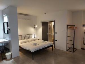 1 dormitorio con 1 cama y lavamanos. en Bed & Breakfast Mozaik, en Liubliana