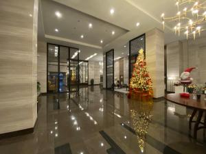 a christmas tree in the middle of a lobby at Le 10 The Radiance Manila Bay in Manila