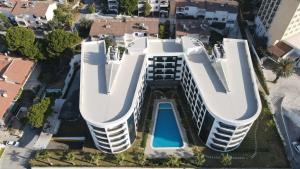 an overhead view of a building with a swimming pool at Ege Birlik Seasight Suites in Kuşadası