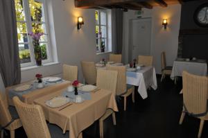 Reštaurácia alebo iné gastronomické zariadenie v ubytovaní Hostellerie au Coeur du Spinois