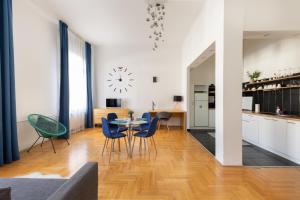 - une cuisine et une salle à manger avec une table et des chaises dans l'établissement SZ9 Szent István Apartment, à Budapest