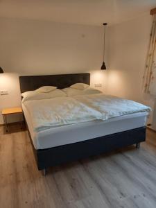 Rúm í herbergi á Appartements Lederer