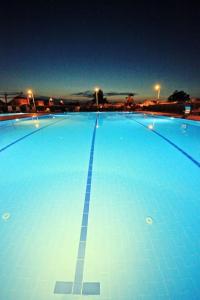 IldırにあるPoseidon Marine Villaの夜間の大型スイミングプールを利用できます。