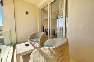 A seating area at Proper & Plush 1 BDR Mangroovy Free Pool & Beach Access