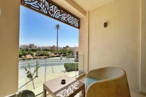A balcony or terrace at Proper & Plush 1 BDR Mangroovy Free Pool & Beach Access