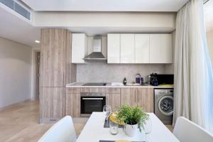A kitchen or kitchenette at Proper & Plush 1 BDR Mangroovy Free Pool & Beach Access
