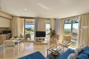 A television and/or entertainment centre at Proper & Plush 1 BDR Mangroovy Free Pool & Beach Access