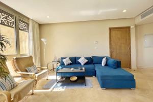A seating area at Proper & Plush 1 BDR Mangroovy Free Pool & Beach Access