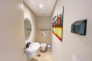 A bathroom at Proper & Plush 1 BDR Mangroovy Free Pool & Beach Access