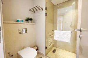 A bathroom at Proper & Plush 1 BDR Mangroovy Free Pool & Beach Access
