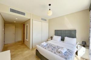 A bed or beds in a room at Proper & Plush 1 BDR Mangroovy Free Pool & Beach Access