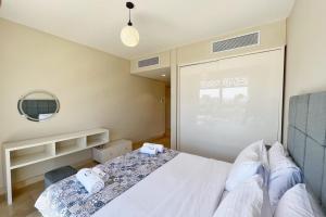 A bed or beds in a room at Proper & Plush 1 BDR Mangroovy Free Pool & Beach Access