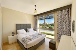 A bed or beds in a room at Proper & Plush 1 BDR Mangroovy Free Pool & Beach Access