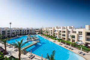 The swimming pool at or close to Proper & Plush 1 BDR Mangroovy Free Pool & Beach Access