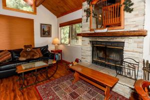 uma sala de estar com um sofá e uma lareira em 1931 - Mountain Adventure home em Big Bear Lake