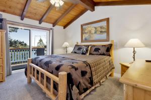 - une chambre avec un lit et un balcon dans l'établissement 2170-Moon Palace home, à Big Bear Lake
