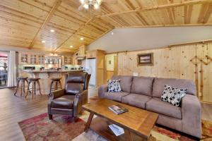 een woonkamer met een bank en een tafel bij 2065-Tranquility Base home in Big Bear City