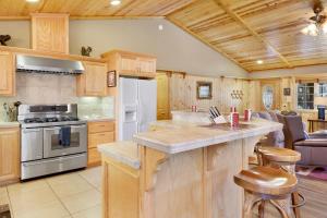 een keuken met houten kasten en een fornuis met oven bij 2065-Tranquility Base home in Big Bear City