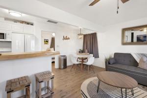 un soggiorno con divano e tavolo di 2153-The Cottage home a Big Bear City