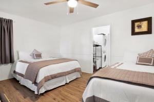 1 dormitorio con 2 camas y ventilador de techo en 2153-The Cottage home, en Big Bear City