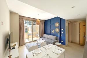 ein Wohnzimmer mit blauen Wänden und einem Sofa in der Unterkunft Modern & Mellow 1 BDR Mangroovy Free Beach & Pool Access in Hurghada