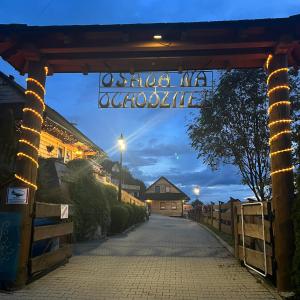 ein Tor mit einem Schild, das "ooster kqvqvist" liest in der Unterkunft Osada Na Ochodzitej in Koniaków