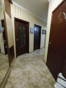 un corridoio con tre porte in un edificio di Очеровательная квартира в центре города a Obukhiv