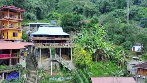 Ba Be Green Homestay في Bak Kan: اطلالة علوية على مبنى على جبل
