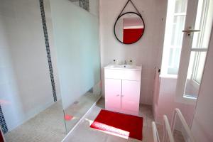 Les chambres d'hôtes de L'Oliveraie tesisinde bir banyo