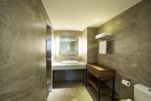 台北的住宿－台北星辰大飯店，一间带水槽和镜子的浴室