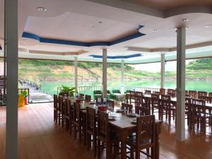 Khaosok Eco Raft 레스토랑 또는 맛집