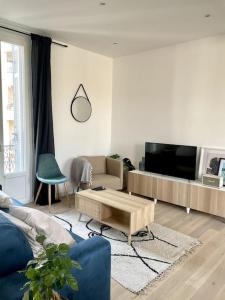 salon z kanapą i stolikiem kawowym w obiekcie Superbe 2 pièces lumineux - Cannes Gare w Cannes