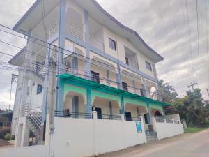 モアルボアルにあるJunie Pension Houseの白い柵の大きな白い建物 +23枚の写真
