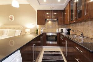 Kuchyň nebo kuchyňský kout v ubytování Prime Retreats- Downtown Dubai