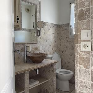 een badkamer met een wastafel en een toilet bij Les Loges du Luberon in Coustellet