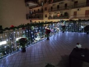 um átrio com luzes de Natal e flores em vasos em La Terrazza di Monica & Teresa em Portici
