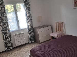 ein Schlafzimmer mit einem Bett, einem Stuhl und einem Fenster in der Unterkunft Au pont de Tuarelli, Ludique, Galeria, Corse in Manso