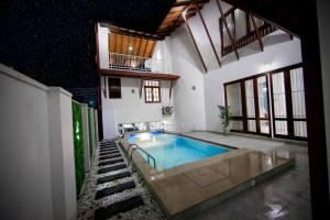 una piscina en medio de una casa en The Breeze Residence, Kottawa, en Kottawa