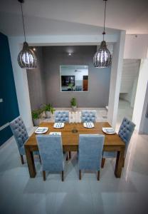 Kottawa的住宿－The Breeze Residence, Kottawa，一间带木桌和椅子的用餐室